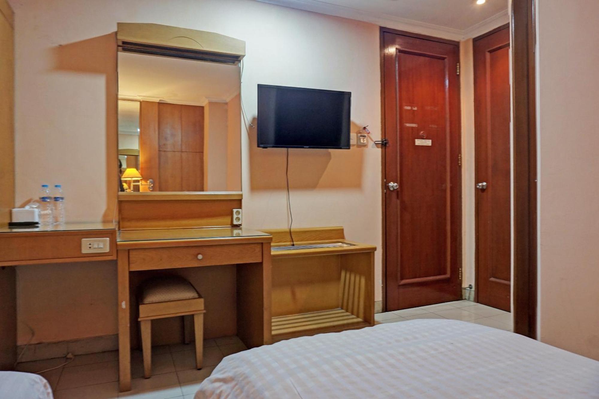 Oyo 671 Hotel Capitol Jakarta Exterior photo