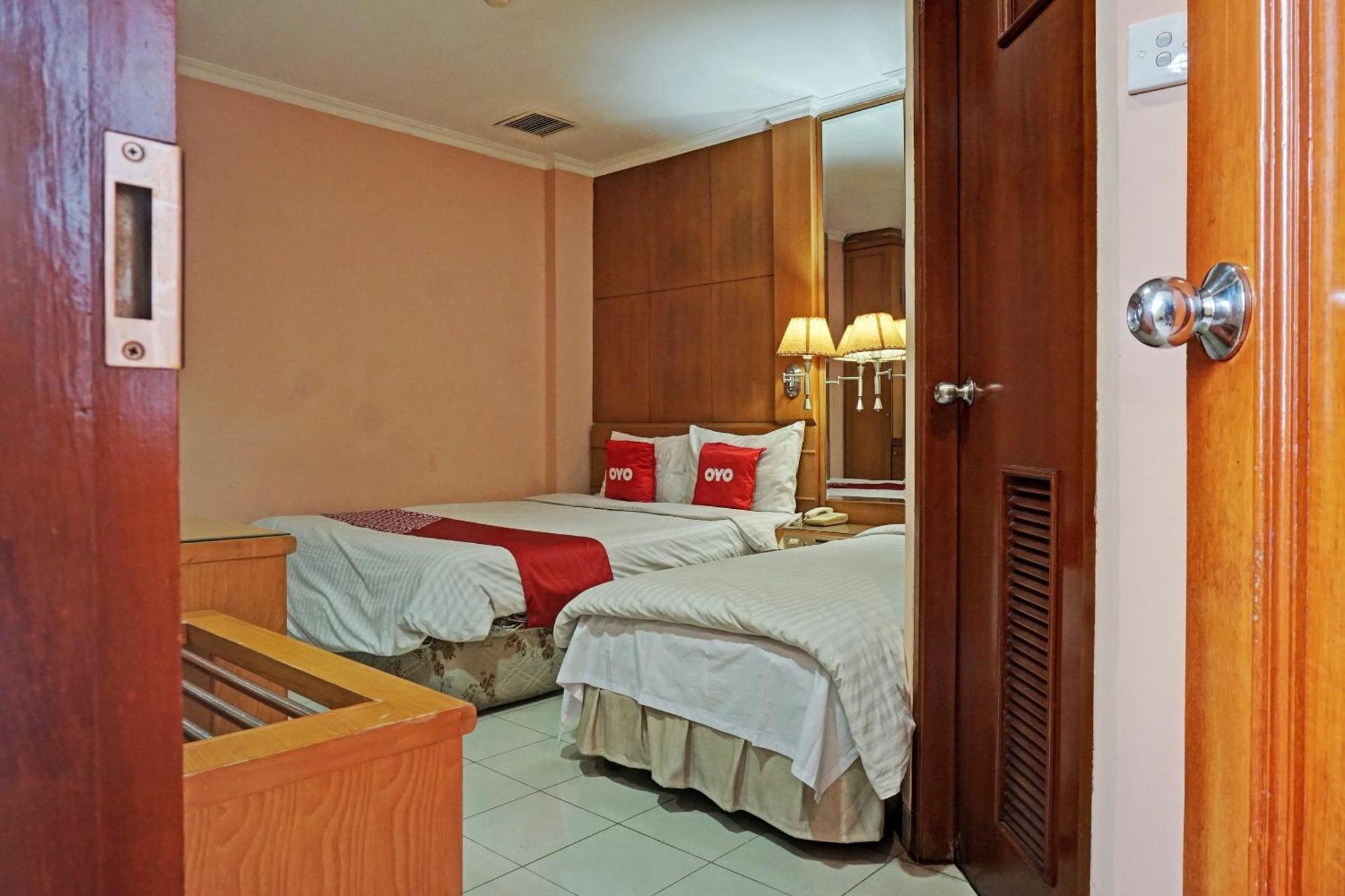 Oyo 671 Hotel Capitol Jakarta Exterior photo